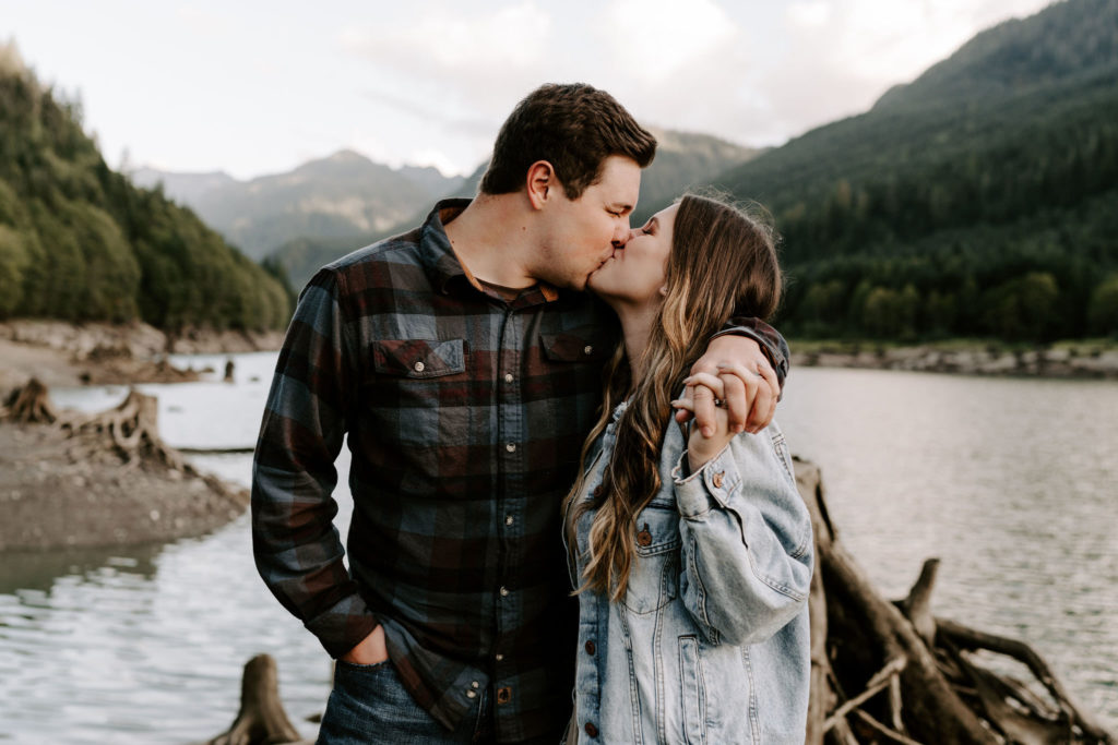 couple kissing at Spada Lake